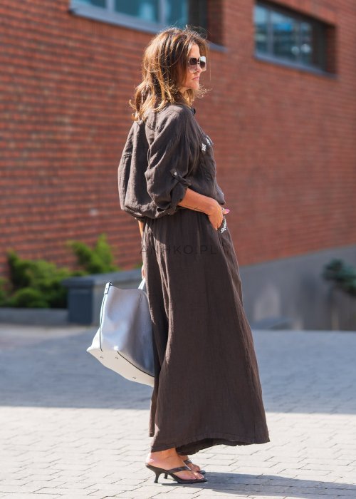 Lniane, szerokie spodnie w kolorze czekoladowym z ozdobnym haftem przy kieszeniach. Lekkie, przewiewne i idealne na lato.