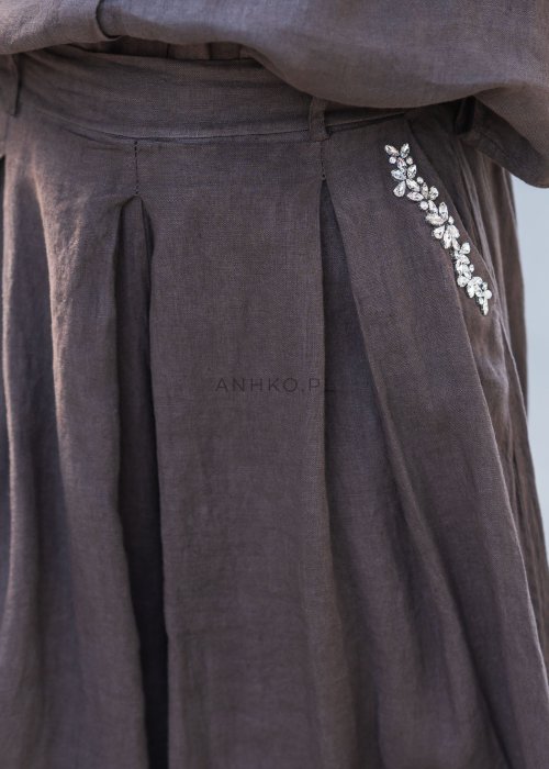Lniane, szerokie spodnie w kolorze czekoladowym z ozdobnym haftem przy kieszeniach. Lekkie, przewiewne i idealne na lato.