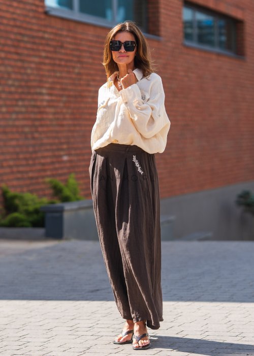 Lniane, szerokie spodnie w kolorze czekoladowym z ozdobnym haftem przy kieszeniach. Lekkie, przewiewne i idealne na lato.