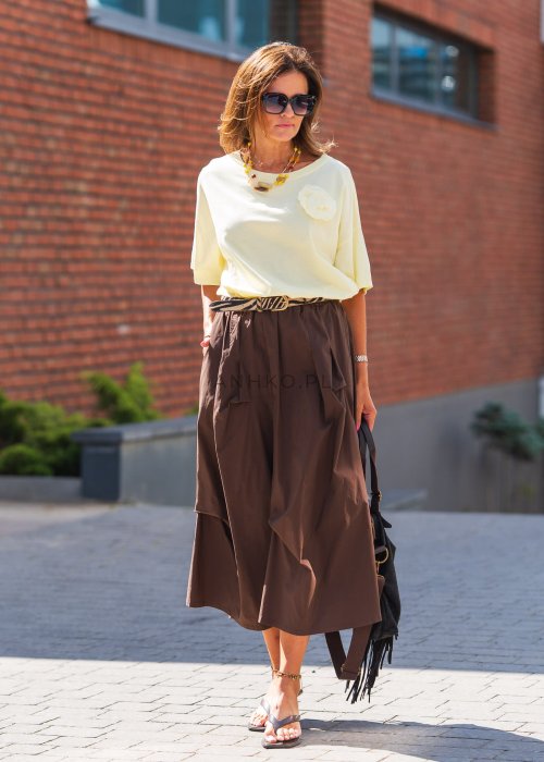 Brązowe szerokie spodnie o długości 7/8 z lekkiego materiału, z wysokim stanem i paskiem, w letnim stylu casual