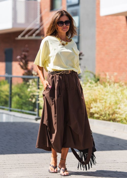 Brązowe szerokie spodnie o długości 7/8 z lekkiego materiału, z wysokim stanem i paskiem, w letnim stylu casual