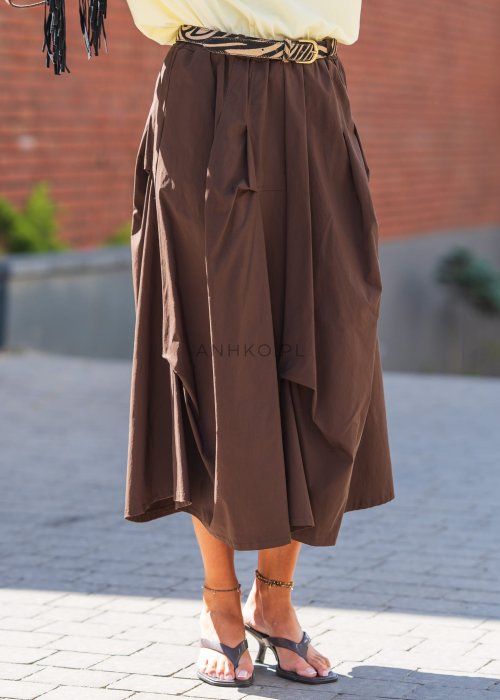 Brązowe szerokie spodnie o długości 7/8 z lekkiego materiału, z wysokim stanem i paskiem, w letnim stylu casual