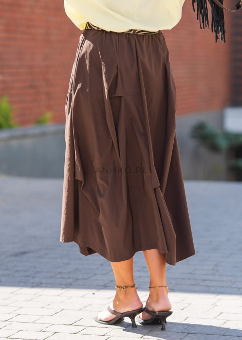 Brązowe szerokie spodnie o długości 7/8 z lekkiego materiału, z wysokim stanem i paskiem, w letnim stylu casual