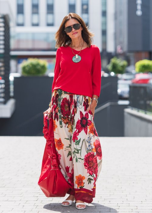 Spodnie damskie szerokie kremowo-bordowe z dużym kwiatowym nadrukiem, plisowane, długość maxi, styl boho elegancki