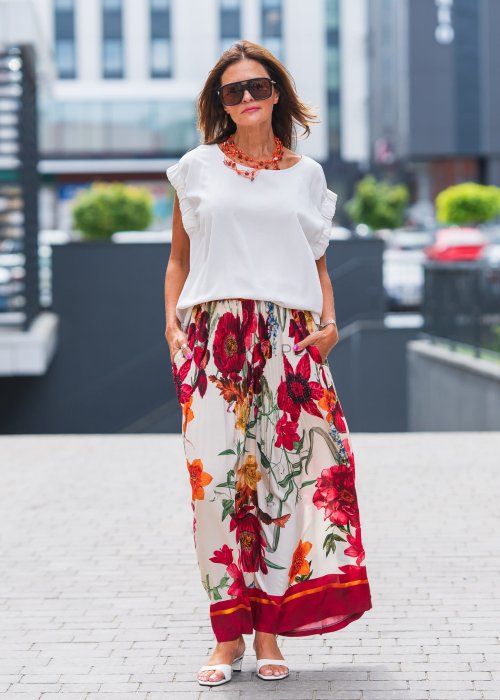 Bluzka damska w kolorze śmietankowym z krótkim rękawem i falbanką na ramionach, dekolt łódka, styl elegancki casual