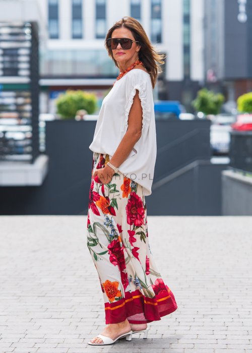 Bluzka damska w kolorze śmietankowym z krótkim rękawem i falbanką na ramionach, dekolt łódka, styl elegancki casual