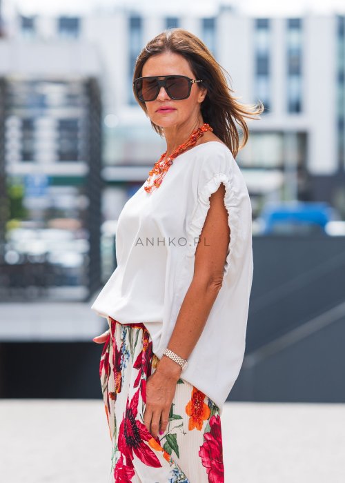 Bluzka damska w kolorze śmietankowym z krótkim rękawem i falbanką na ramionach, dekolt łódka, styl elegancki casual