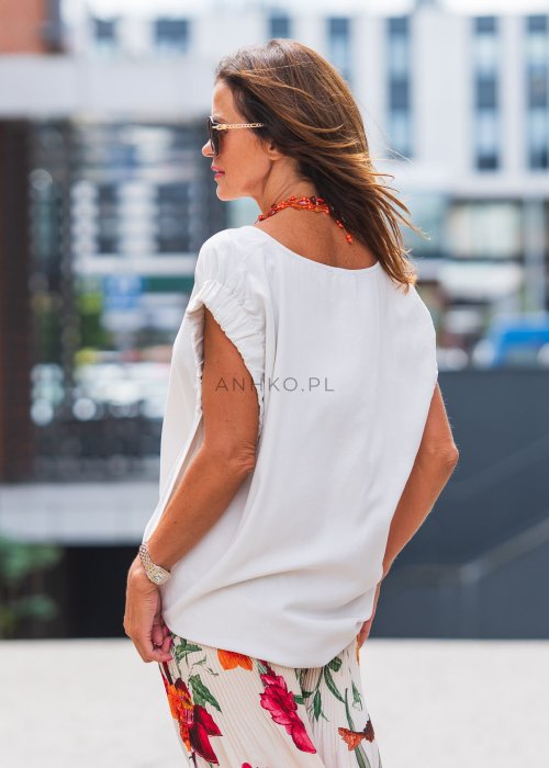 Bluzka damska w kolorze śmietankowym z krótkim rękawem i falbanką na ramionach, dekolt łódka, styl elegancki casual