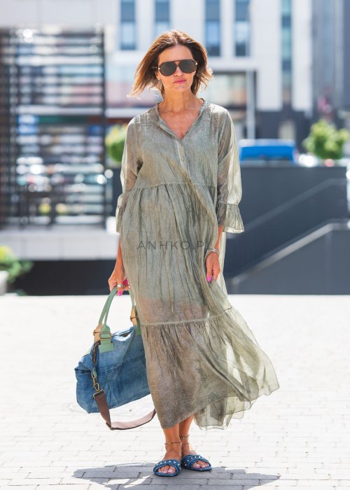 Lniana sukienka maxi w kolorze szałwiowej zieleni z guziczkami i falbaną, luźny krój boho