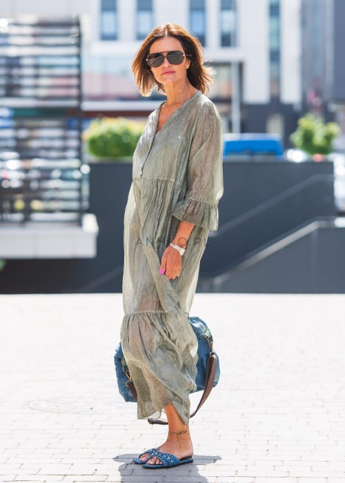 Lniana sukienka maxi w kolorze szałwiowej zieleni z guziczkami i falbaną, luźny krój boho