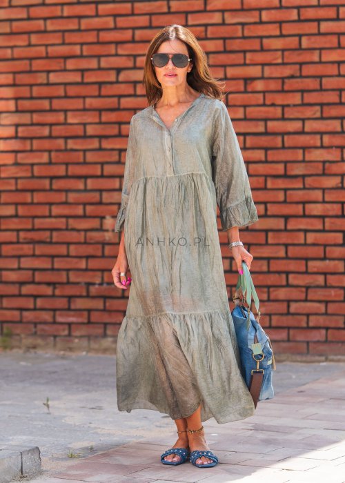 Lniana sukienka maxi w kolorze szałwiowej zieleni z guziczkami i falbaną, luźny krój boho