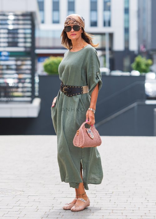 Lniana sukienka maxi w kolorze szałwiowej zieleni z podwijanymi rękawami i rozcięciem z tyłu, luźny krój