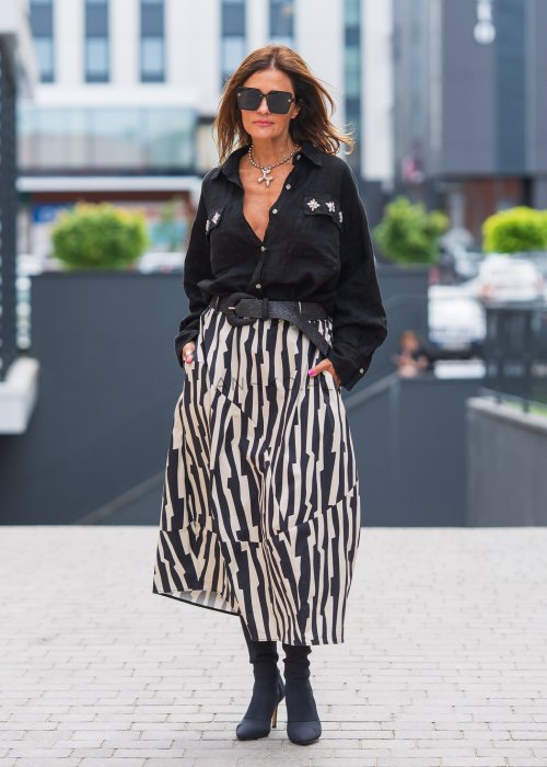 Czarno-biała spódnica balonowa z wzorem zebra, elastyczny pas i geometryczne cięcia, stylizacja miejska.