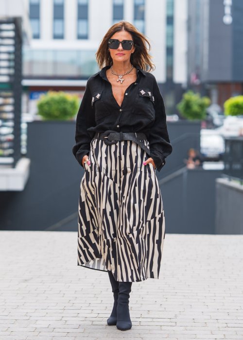 Czarno-biała spódnica balonowa z wzorem zebra, elastyczny pas i geometryczne cięcia, stylizacja miejska.