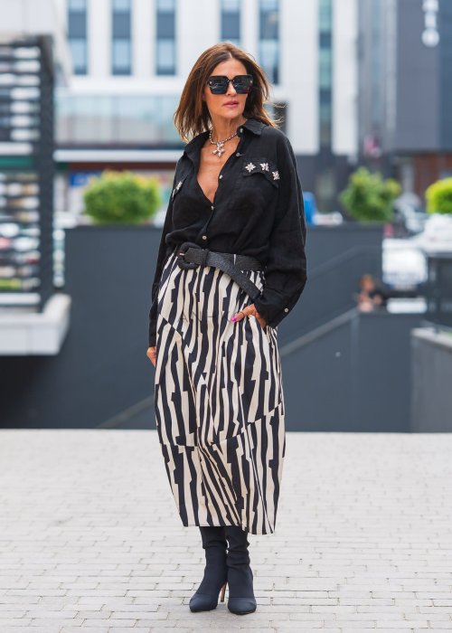 Czarno-biała spódnica balonowa z wzorem zebra, elastyczny pas i geometryczne cięcia, stylizacja miejska.