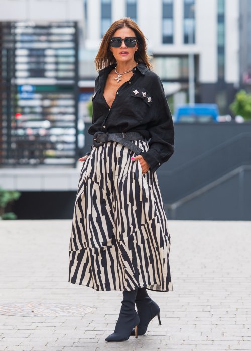 Czarno-biała spódnica balonowa z wzorem zebra, elastyczny pas i geometryczne cięcia, stylizacja miejska.