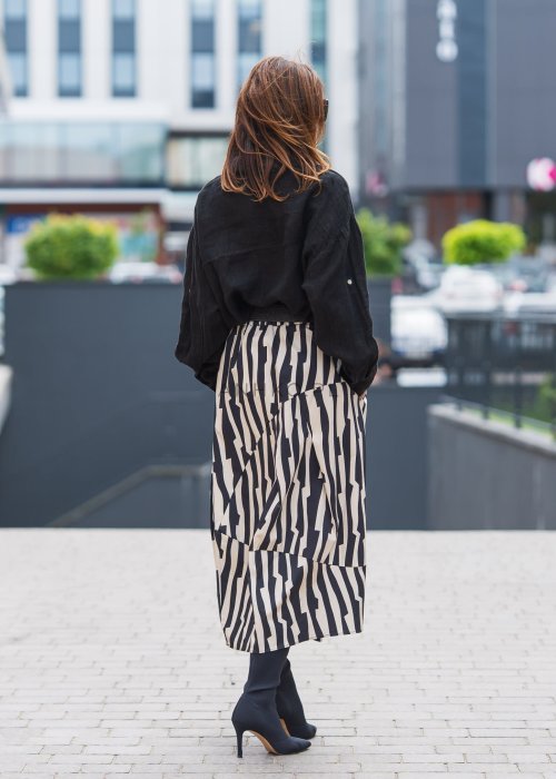 Czarno-biała spódnica balonowa z wzorem zebra, elastyczny pas i geometryczne cięcia, stylizacja miejska.