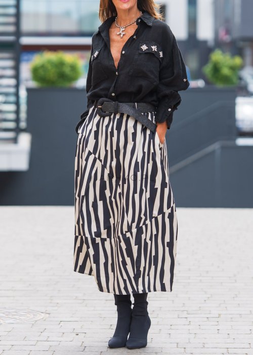 Czarno-biała spódnica balonowa z wzorem zebra, elastyczny pas i geometryczne cięcia, stylizacja miejska.