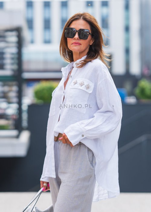 Koszula damska lniana w kolorze białym z kieszeniami i ozdobnymi aplikacjami, długi rękaw, kołnierzyk klasyczny, styl elegancki casual