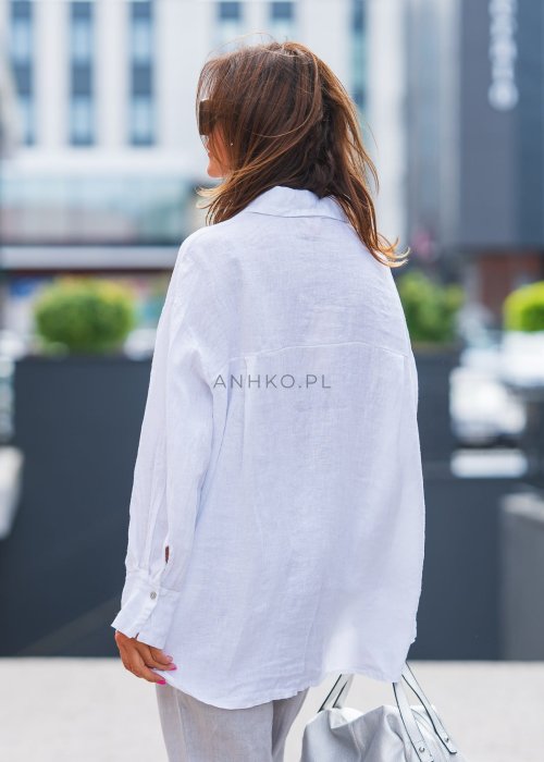Koszula damska lniana w kolorze białym z kieszeniami i ozdobnymi aplikacjami, długi rękaw, kołnierzyk klasyczny, styl elegancki casual