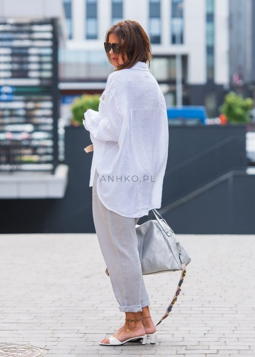 Koszula damska lniana w kolorze białym z kieszeniami i ozdobnymi aplikacjami, długi rękaw, kołnierzyk klasyczny, styl elegancki casual