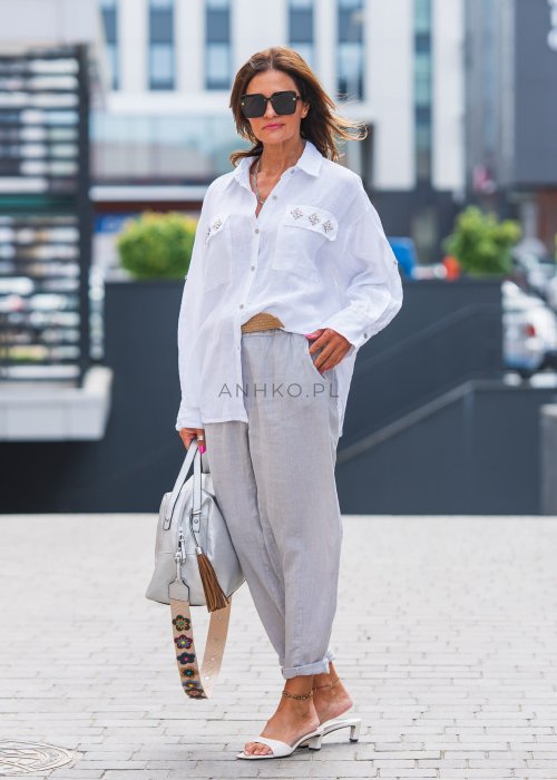Koszula damska lniana w kolorze białym z kieszeniami i ozdobnymi aplikacjami, długi rękaw, kołnierzyk klasyczny, styl elegancki casual