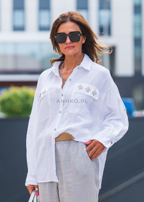 Koszula damska lniana w kolorze białym z kieszeniami i ozdobnymi aplikacjami, długi rękaw, kołnierzyk klasyczny, styl elegancki casual