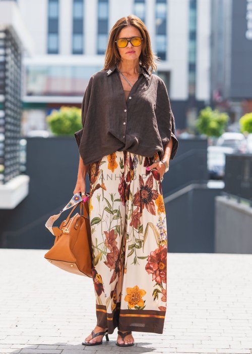 Koszula damska lniana w kolorze ciemnego brązu z ozdobnymi aplikacjami, długi rękaw podwijany, kołnierzyk klasyczny, styl boho casual