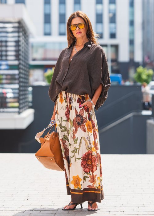 Koszula damska lniana w kolorze ciemnego brązu z ozdobnymi aplikacjami, długi rękaw podwijany, kołnierzyk klasyczny, styl boho casual