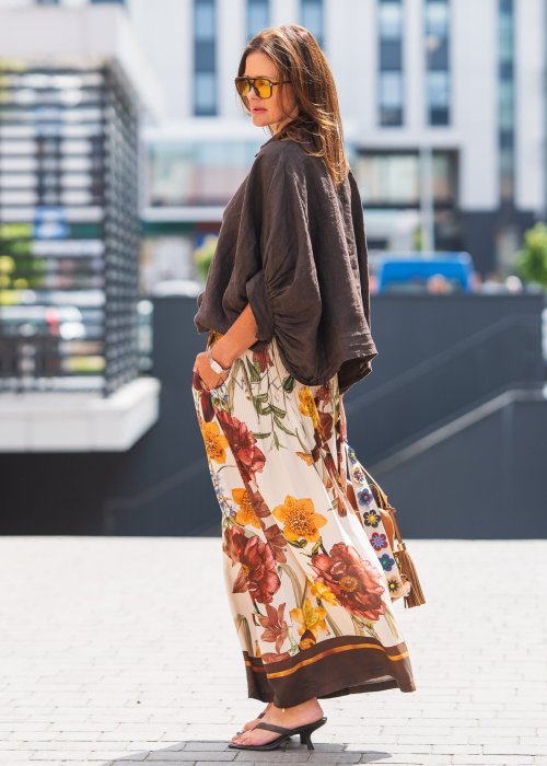 Koszula damska lniana w kolorze ciemnego brązu z ozdobnymi aplikacjami, długi rękaw podwijany, kołnierzyk klasyczny, styl boho casual