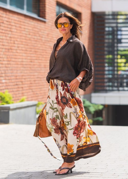 Koszula damska lniana w kolorze ciemnego brązu z ozdobnymi aplikacjami, długi rękaw podwijany, kołnierzyk klasyczny, styl boho casual