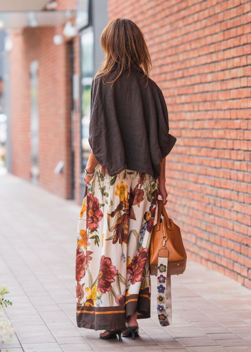 Koszula damska lniana w kolorze ciemnego brązu z ozdobnymi aplikacjami, długi rękaw podwijany, kołnierzyk klasyczny, styl boho casual