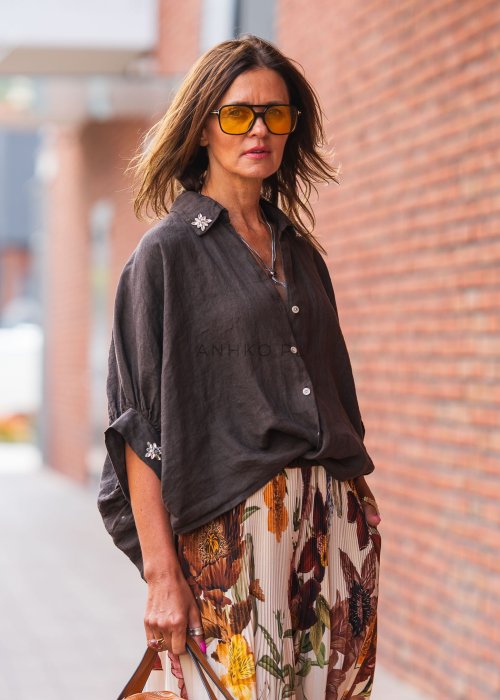 Koszula damska lniana w kolorze ciemnego brązu z ozdobnymi aplikacjami, długi rękaw podwijany, kołnierzyk klasyczny, styl boho casual