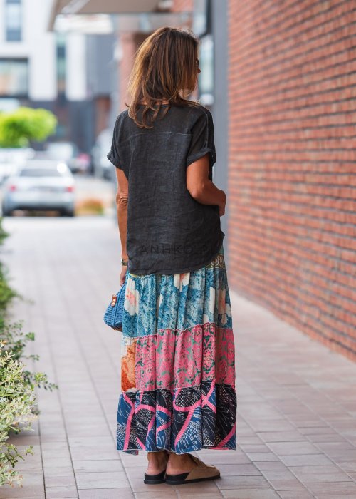 Antracytowa lniana bluzka damska o luźnym kroju z krótkim rękawem i delikatnym dekoltem. Naturalny materiał miękko układa się na sylwetce.