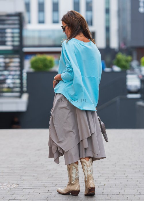 Szeroka, spódnica w kolorze taupe o długości midi, z asymetrycznym, warstwowym dołem, wykonana z lekkiego materiału, w stylu boho.