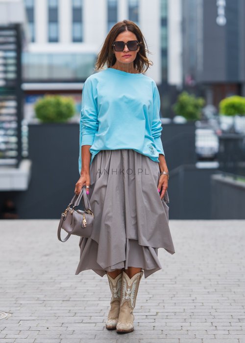 Szeroka, spódnica w kolorze taupe o długości midi, z asymetrycznym, warstwowym dołem, wykonana z lekkiego materiału, w stylu boho.