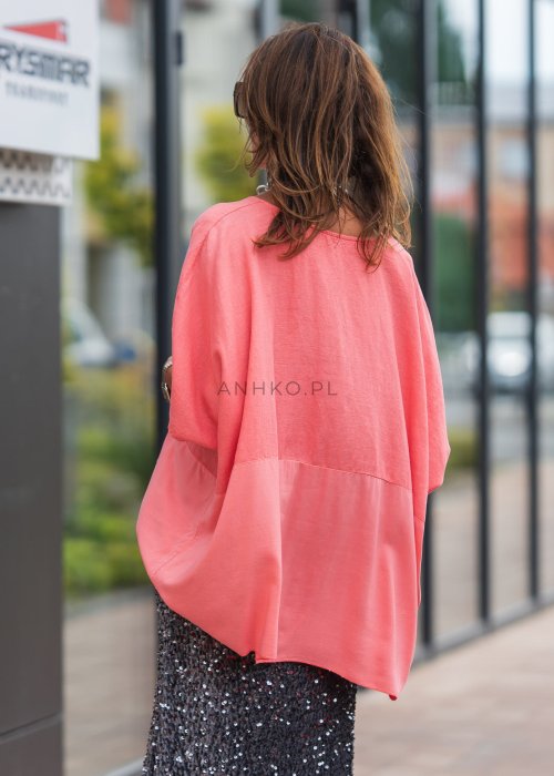 Bluzka damska oversize w kolorze koralowym, krótki rękaw, dekolt łódka, lekko asymetryczny krój, styl casual elegancki