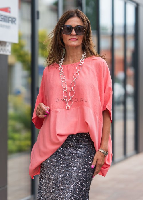 Bluzka damska oversize w kolorze koralowym, krótki rękaw, dekolt łódka, lekko asymetryczny krój, styl casual elegancki