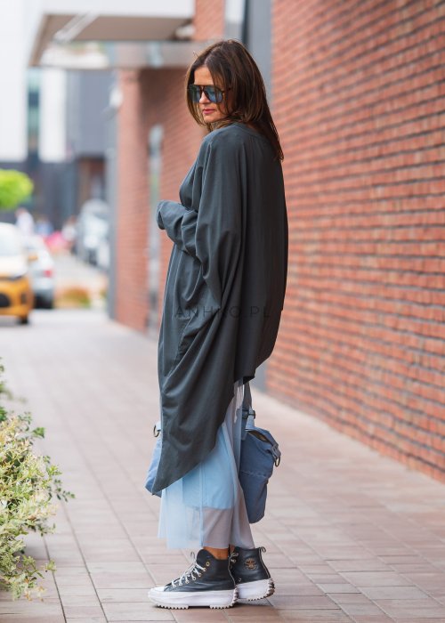 Bluzka damska oversize w kolorze antracytowym, długi rękaw, asymetryczny krój, dekolt okrągły, styl nowoczesny casual