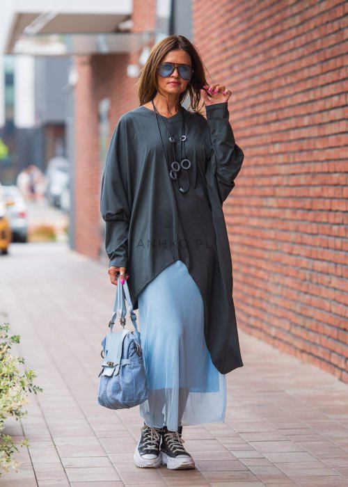 Bluzka damska oversize w kolorze antracytowym, długi rękaw, asymetryczny krój, dekolt okrągły, styl nowoczesny casual