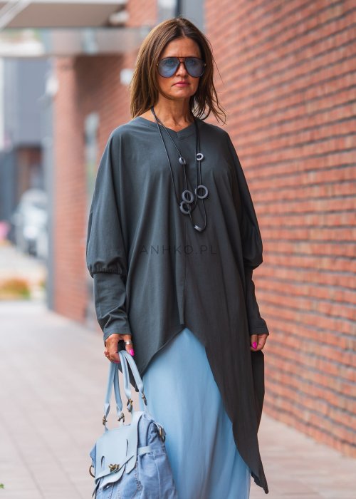 Bluzka damska oversize w kolorze antracytowym, długi rękaw, asymetryczny krój, dekolt okrągły, styl nowoczesny casual