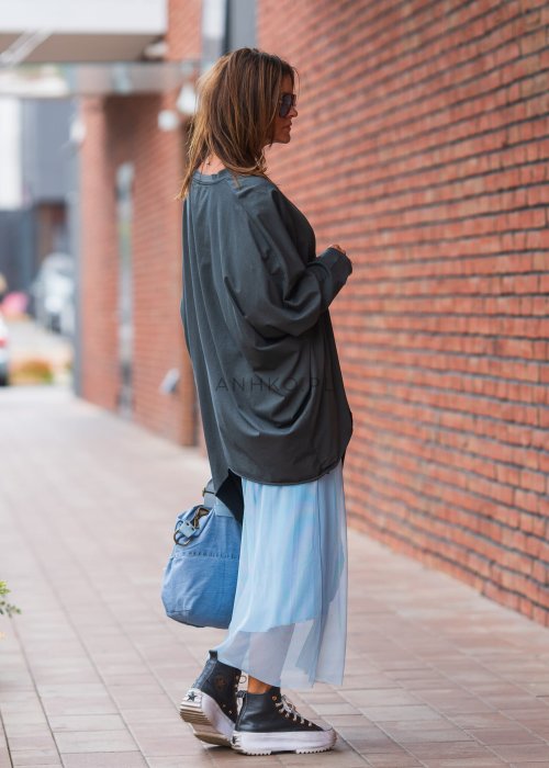 Bluzka damska oversize w kolorze antracytowym, długi rękaw, asymetryczny krój, dekolt okrągły, styl nowoczesny casual