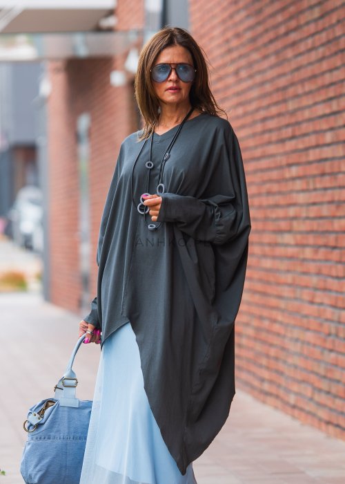 Bluzka damska oversize w kolorze antracytowym, długi rękaw, asymetryczny krój, dekolt okrągły, styl nowoczesny casual