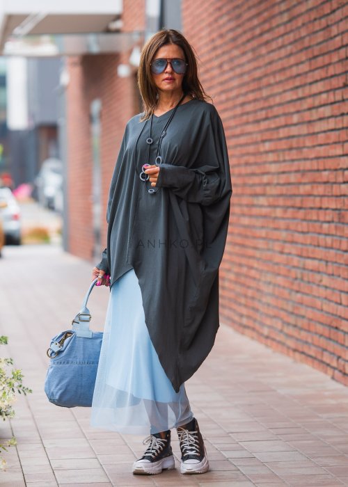 Bluzka damska oversize w kolorze antracytowym, długi rękaw, asymetryczny krój, dekolt okrągły, styl nowoczesny casual