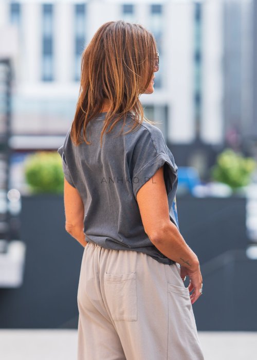 T-shirt damski oversize w kolorze grafitowym z nadrukiem artystycznego portretu, krótki rękaw, bawełna, styl miejski