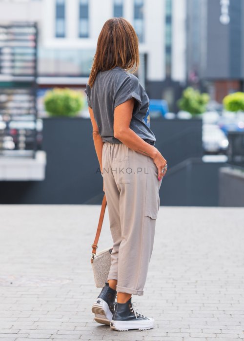 T-shirt damski oversize w kolorze grafitowym z nadrukiem artystycznego portretu, krótki rękaw, bawełna, styl miejski