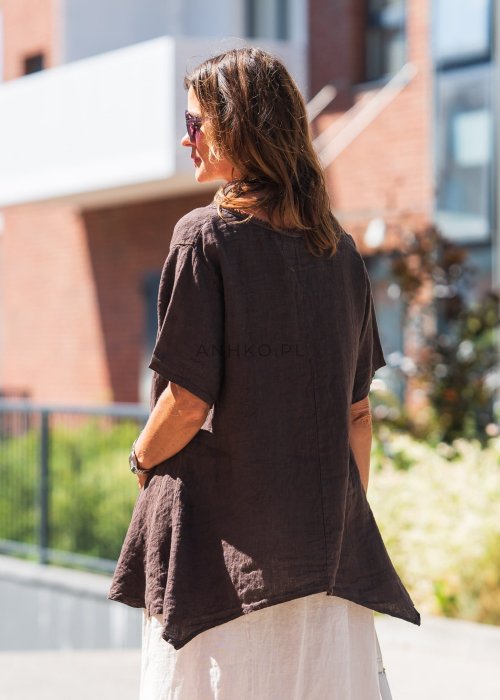 Ciemnobrązowa, lniana bluzka oversize z krótkim rękawem i dekoltem w serek, o swobodnym kroju w naturalnym stylu boho