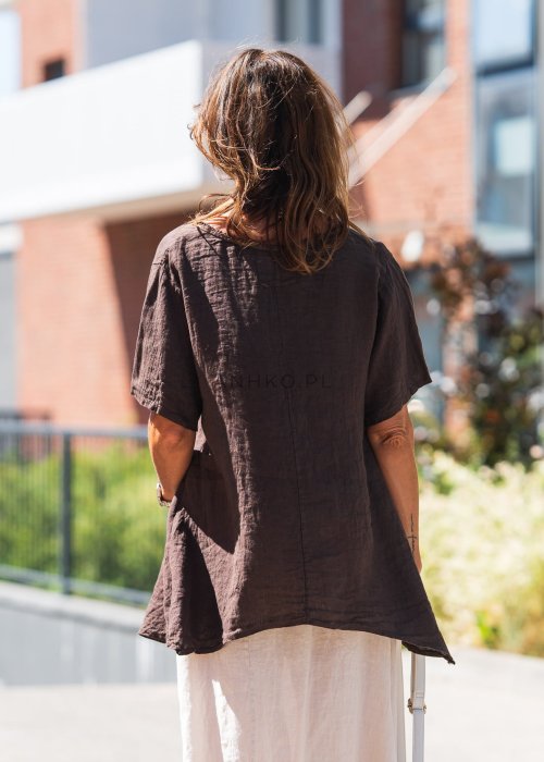 Ciemnobrązowa, lniana bluzka oversize z krótkim rękawem i dekoltem w serek, o swobodnym kroju w naturalnym stylu boho