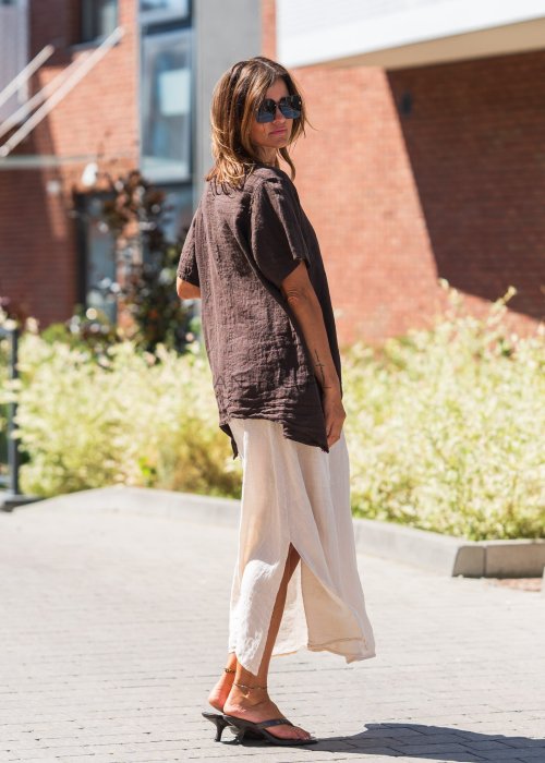 Ciemnobrązowa, lniana bluzka oversize z krótkim rękawem i dekoltem w serek, o swobodnym kroju w naturalnym stylu boho