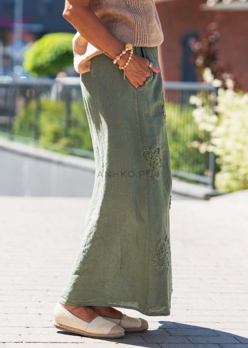 Zielona, lniana spódnica maxi z rozcięciem z przodu, ozdobnymi guzikami i haftowanymi kwiatami w stylu boho